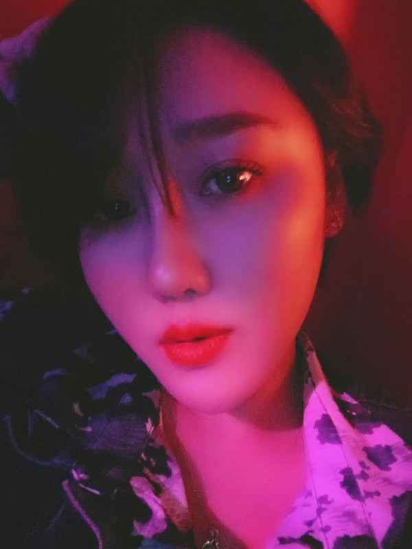 短发女人性感可爱